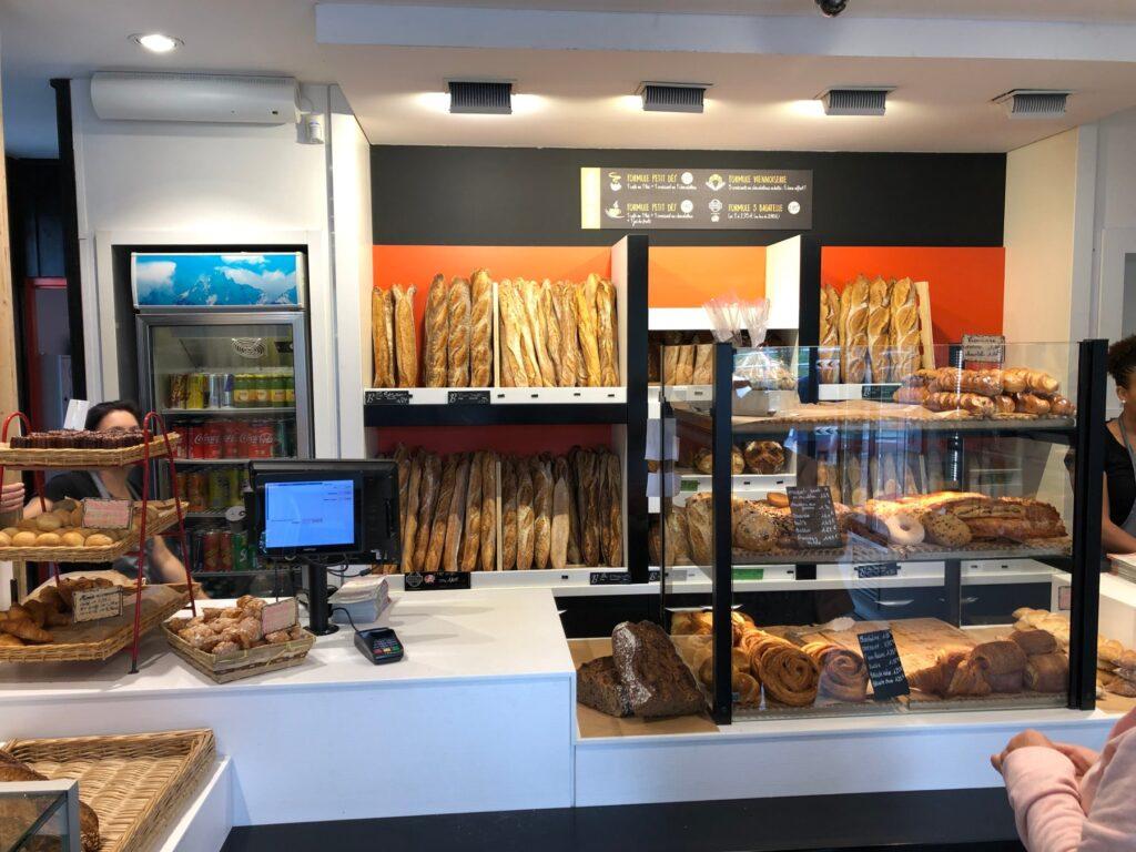 Photo de réalisation d'agencement intérieur en bois pour Boulangerie - PL Agencement